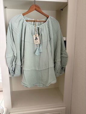 NWT Easel Peasant Boho
Sage Tassels Dolman Elastic
Cuff Blouse Small ET 23287